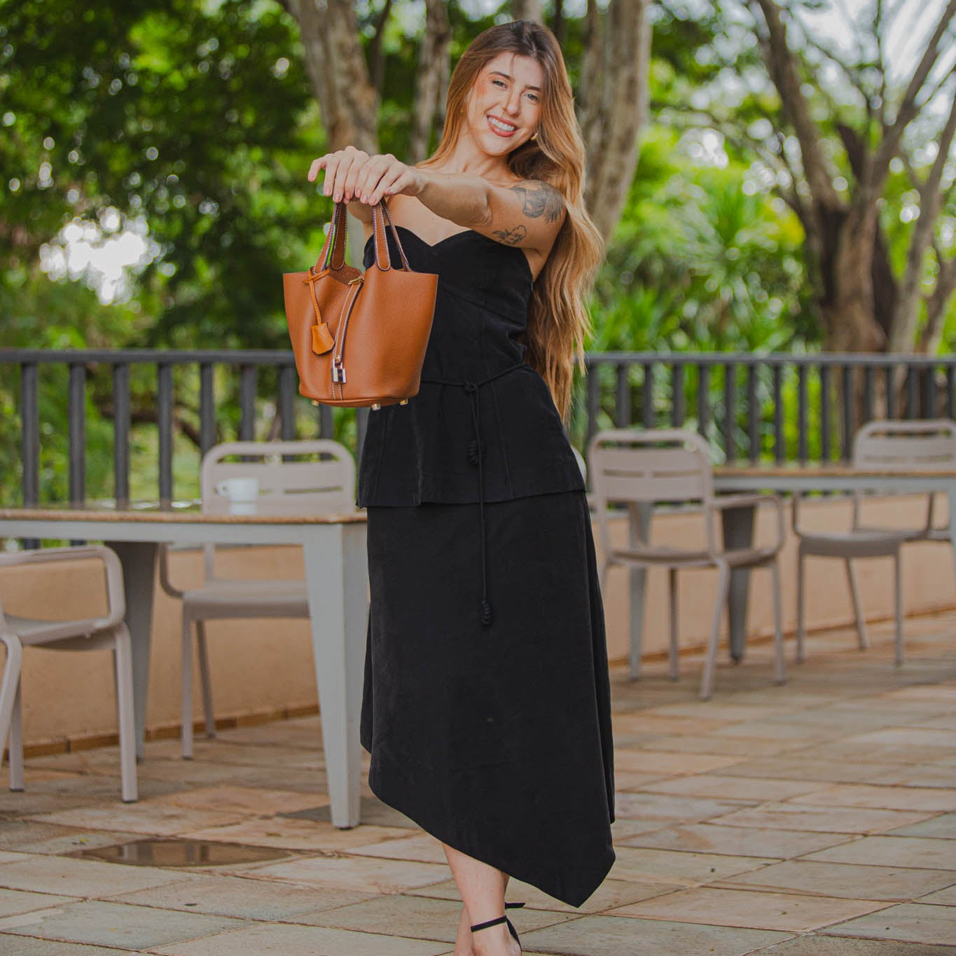 Bolsa de Mão Verona – Sofisticação e Estilo em Couro para Todas as Ocasiões